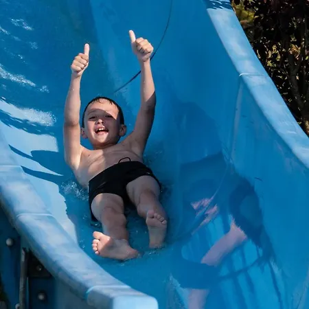 مكان تخييم Camping Sunissim Les Viviers. 4* Saint-Hilaire-de-Villefranche