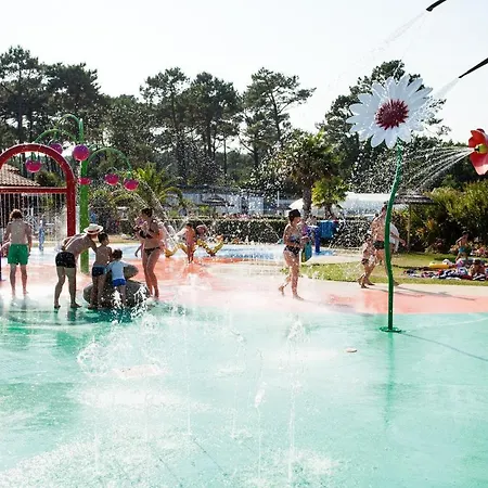 Camping Sunissim Les Viviers. 4* Saint-Hilaire-de-Villefranche